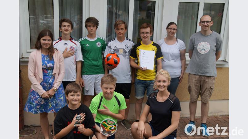 Die Gembecker Kickers gewannen souverän: Dem Siegerteam mit seiner Spielführerin, Trainerin, Torfrau und Nachwuchsdirigentin Angelika Schöpf (kniend rechts) gratulierten Jugend-Kreisvorsitzende Karin Dotzler (links), Schriftführer Lukas Bauer (rechts) und Kassiererin Corinna Bauer (Zweite von rechts). u