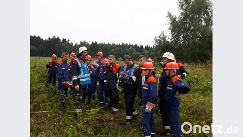 Die Jugendfeuerwehren aus Thanhausen und Bärnau verbrachten mit den Jugendwarten Florian Sölch und Philipp Sertl den ersten 24-Stunden-Übungstag am Steinberg bei Bärnau. rdh
