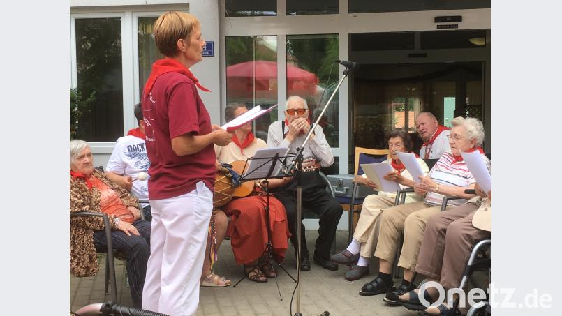 Seit drei Jahren übt der St.-Marien-Chor mit seinen Leiterinnen Sabine Graser (vorne) und Regina Hösl (Gitarre). Inzwischen zeigen die Sängerinnen und Sänger, dass man sich auch noch im Alter an schwere Lieder trauen kann. mwi