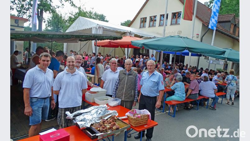 Beim Feuerwehrfest in Frauenricht wurde die Kameradschaft und Geselligkeit mit vielen Gästen gepflegt. Stehend von rechts Kommandant Roland Weismeier, Vorstand Heinz Sauerhammer und Schriftführerin Sigrid Kießler. Die erstmals selbst gegrillten Schweinshaxen waren eine Spezialität. Dobmeier