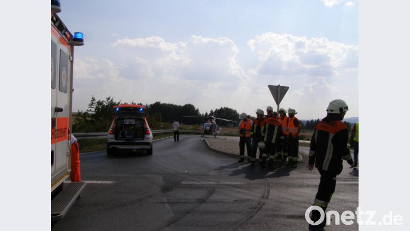 Zwei Autos sind am späten Dienstagnachmittag auf der B15 bei Mitterteich frontal zusammengeprallt. pz