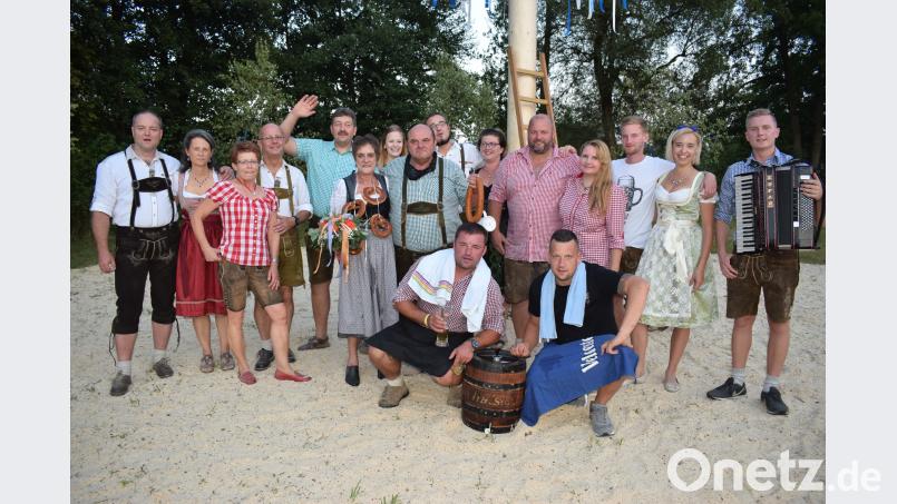 Die Altkirwapaare mit Oberkirwapaar Silvia und Klaus Weih nach dem Austanzen am Kirchweihmontag (6. und 8 von links). wku