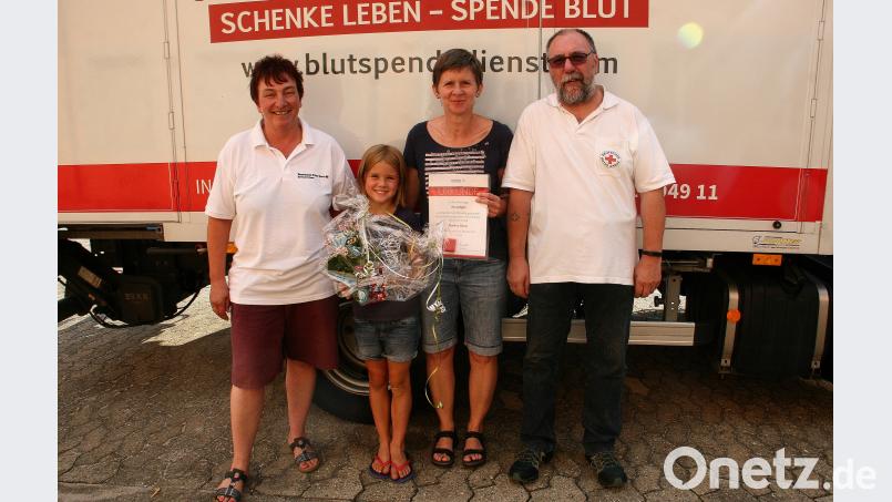 Bereits zum 25. Mal spendete Martina Bauer (im Bild zusammen mit Evi) ihr Blut. Dafür wurde die Falkenbergerin von der verantwortlichen Leiterin für soziale Aufgaben, Cornelia Klarner, und stellvertretendem Bereitschaftsleiter Richard Meierl in der Mittelschule ausgezeichnet. wro