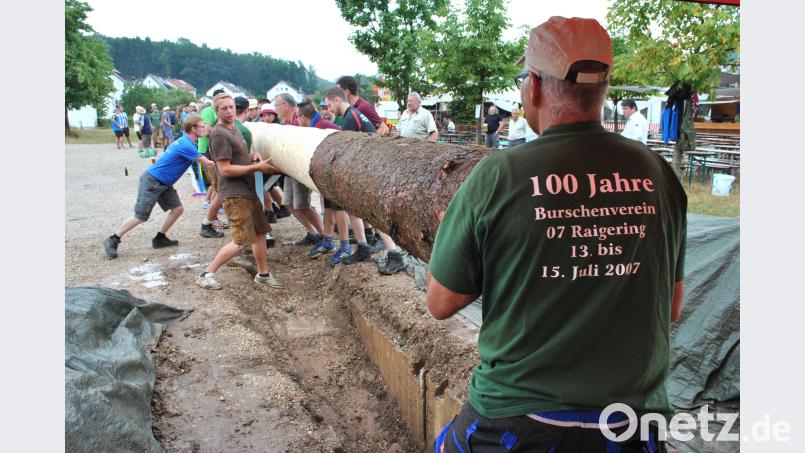 Jung und Alt helfen zusammen beim Baumaufstellen. Der ist wegen den herrschenden 32 Grad Celsius beim Fällen heuer 32 Meter lang. GTH