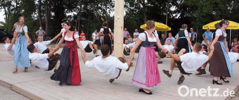 Die Kirwapaare begeistern die vielen Zuschauer und werden mit viel Beifall belohnt. sön