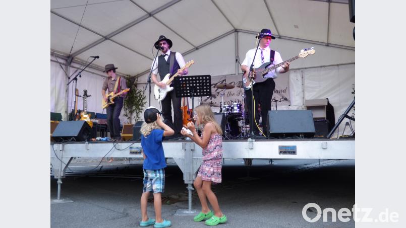 Das Bürgerfest klang mit der &quot;Capone and the Prohibition Band&quot; aus. Ihr Repertoire reichte vom Südstaatenblues über rockige Gassenhauer bis hin zu gefühlvolle Balladen. mng