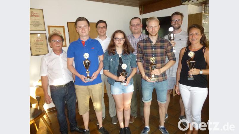 Die Mannschaftsführer der Siegerteams nach der Pokalverleihung zusammen mit Gerhard Fuchs, Bürgermeister Werner Walberer und Schirmherrn Michael Schelkshorn, Geschäftsstellenleiter der Sparkasse Pressath. is