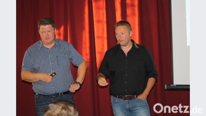 Für den Fall kurzfristiger Betriebsstörungen wie auch eines dauernden Ausfalls des Biomassekraftwerks werde finanzielle und technische Vorsorge getroffen, versicherten Bernhard Schmidt und Florian Schroll beim Nahwärme-Informationsabend in Trabitz. bjp