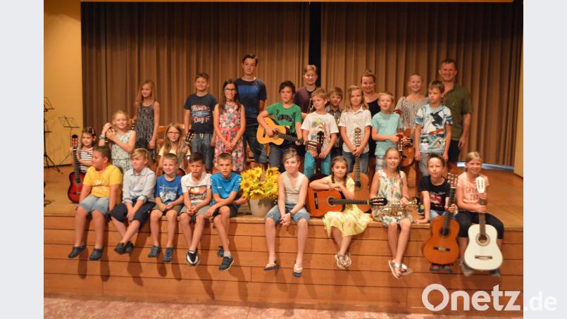 Zum Schuljahresabschluss gaben die Kinder und Jugendlichen mit ihrem Lehrer Benno Englhart ein ansprechendes und abwechslungsreiches Konzert im Jugendheim Grafenwöhr. myd