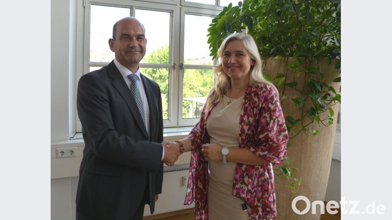 Urkundenübergabe: Dr. Dr. Schick und Staatministerin Huml. (exb)