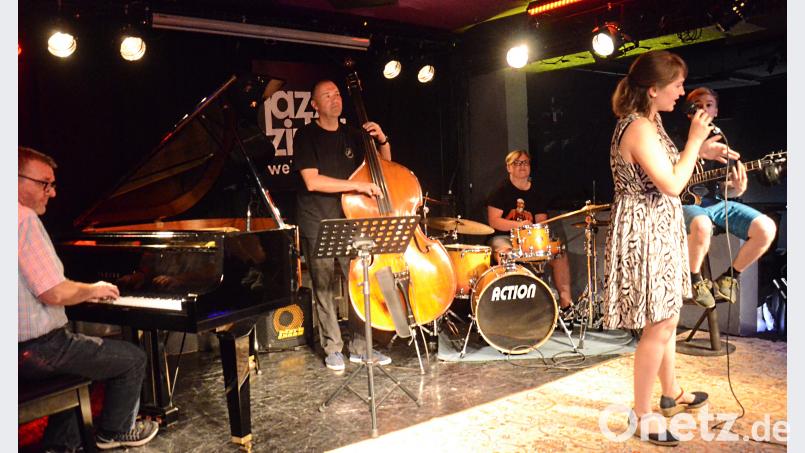 Auch das &quot;Girl from Ipanema&quot; darf auf die Bühne. Kunz
