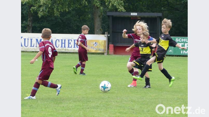 Die F-Junioren zeigen beim Kampf um den Ball vollen Einsatz. hai