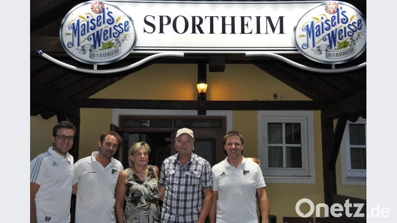 v.l. Vorsitzender Vergnügungsausschuss Nicolas Pusiak, 1. SV-Vorsitzender Wolfgang Groß, Pächterpaar, Geschäftsführender SV-Vorsitzender Mario Kotlar ak