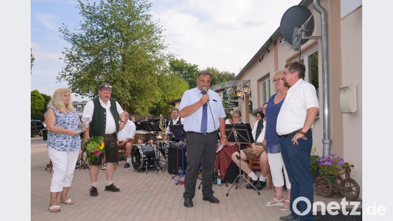 Bürgermeister Josef Beimler (Mitte), Markträtin Maria Greim (links) und Dritter Bürgermeister Hans-Peter Reil gratulieren Firmenchef Michael Weig (rechts) und seiner Partnerin Marie-Luise Preischer zum Firmenjubiläum. fvo