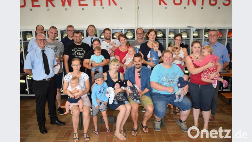 Ein Großteil der Eltern kam zur Übergabe der Rauchmelder ins Königsteiner Feuerwehrhaus. Mit im Bild Bürgermeister Hans Koch und die Kommandanten der Feuerwehren in der Gemeinde. wku