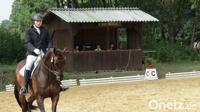 Florian Erlwein, Lokalmatador und Turnierleiter aufseiten des RC Auerbach, erreichte in der Dressur eine Wertung von 6,2. Das genügte bei einer Siegerwertung von 7,5 nicht mehr für einen platz bei den ersten Zehn. sck