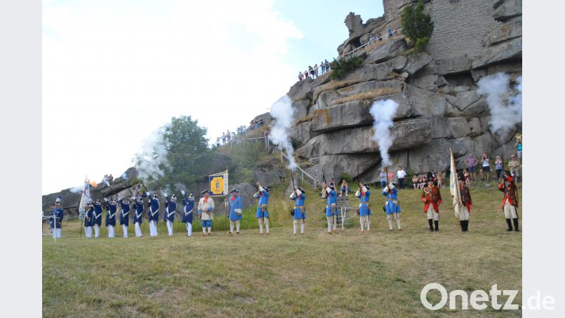 Salutschießen im großen Burghof jub