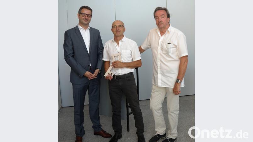 Der scheidende Schulleiter Oberstudienrat Marko Renner (links) übergab im Beisein des Leiters des Beruflichen Bildungszentrums Oskar-von-Miller Schwandorf, Ralf Bormann, einen symbolischen Schulschlüssel an den neuen Schulleiter Studiendirektor Thomas Schiller (Mitte). weu