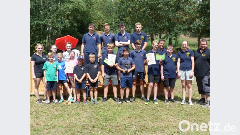 Die Sieger „U16“ Ministranten Woppenrieth, Feuerwehr Leuchtenberg und Feuerwehr Lerau (von links) mit den Vorsitzenden Theresa Bäumler (links) und Florian Federl (rechts). sl