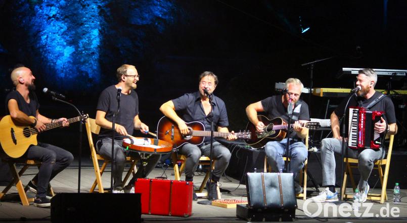 Jan Josef Liefers (Mitte) und „Radio Doria“ begeistern am Montagabend auf der Luisenburg-Bühne. Holger Stiegler