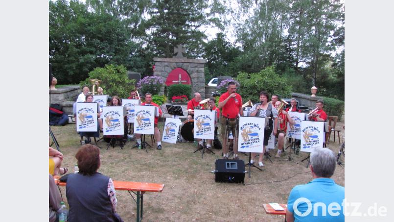 Mit Gesang erfreute Kapellmeister Arne Mack (vorne links) zusammen mit Brigitte Beer (vorne rechts). sei