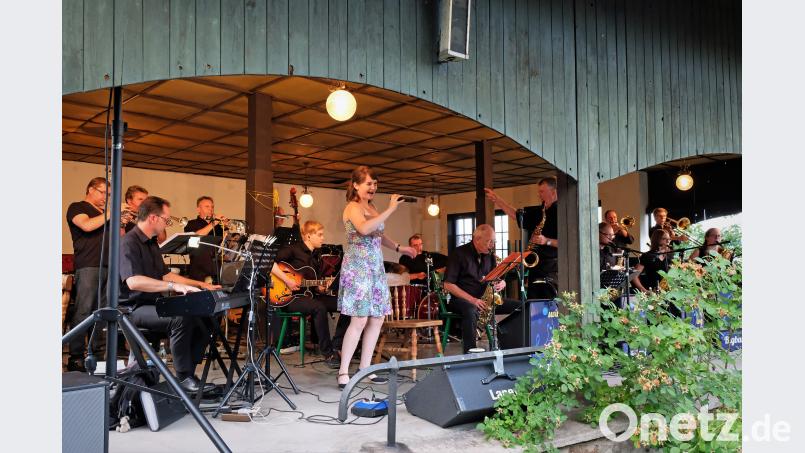 „Swing a ling ding“ konzertiert vor zahlreichen Zuhörern auf der Bühne im Sterngarten. Bild: twi