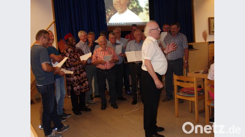Pfarrer Edwin singt mit seinen Kameraden vom Männergesangverein Harmonie Neuhaus. wrt