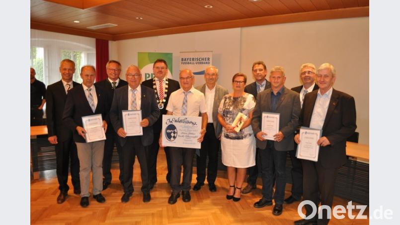 Bezirksvorsitzender Thomas Graml (Zweiter von rechts) ehrte zahlreiche verdiente Fußball-Funktionäre aus der Oberpfalz. BFV