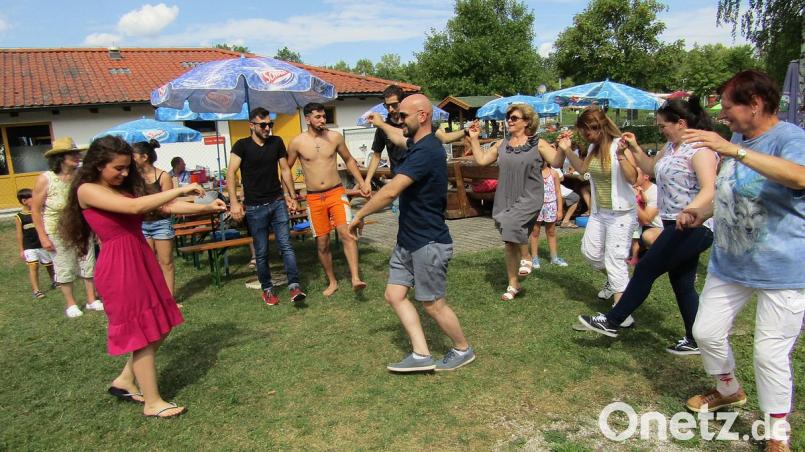 Ein lockeres Tänzchen gehört beim Sommerfest des Tischs der Begegnung dazu. sck