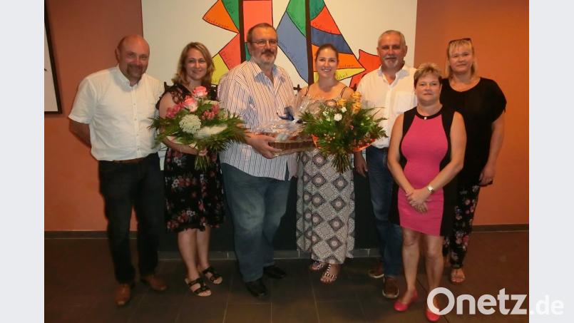 Rektor Günther Paul, Doris Enzmann, Konrektor Gerhard Steiner, Veronika Reindl, Bürgermeister Ludwig Biller, Petra Franke und Karin Bertl lassen zum Abschied Blumen sprechen. stn