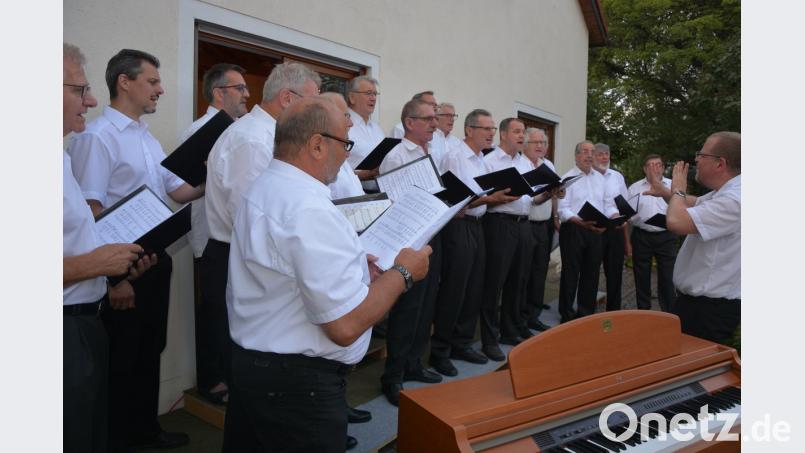 Der Männergesangverein Mitterteich bestritt bei der Serenade den ersten öffentlichen Auftritt neuer der Leitung von Michael Waldenmayer (rechts). jr