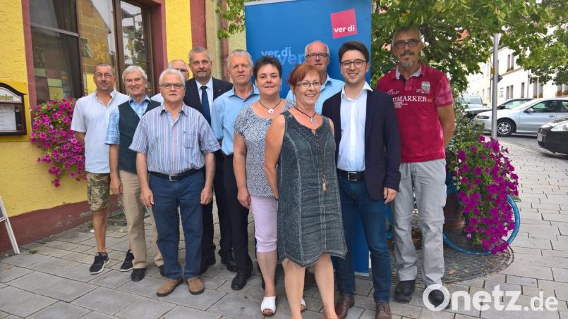 Der Verdi-Ortsverein ehrte langjährige Mitglieder. Im Bild die Jubilare mit Peter Wein (Zweiter von rechts), Manfred Haberzeth (Zweiter von links) und Peter Hofmann (Fünfter von links). exb