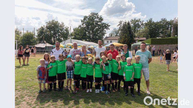 Von links nach rechts: Martin Heimerl (Abteilungsleiter Fußball) Mario Totzauer (F-Jugend Trainer) Tanja Totzauer (Frau von Mario und Unterstützerin/Helferin) Andreas Moller (neuer F-Jugendtrainer) Matthias Sauer (1. Vorsitzender) Kathrin Hochstetter (2. Vorsitzende) Markus Schmidkonz (Jugendleiter Fußball) Die Kinder sind die F-Jugend. dtr
