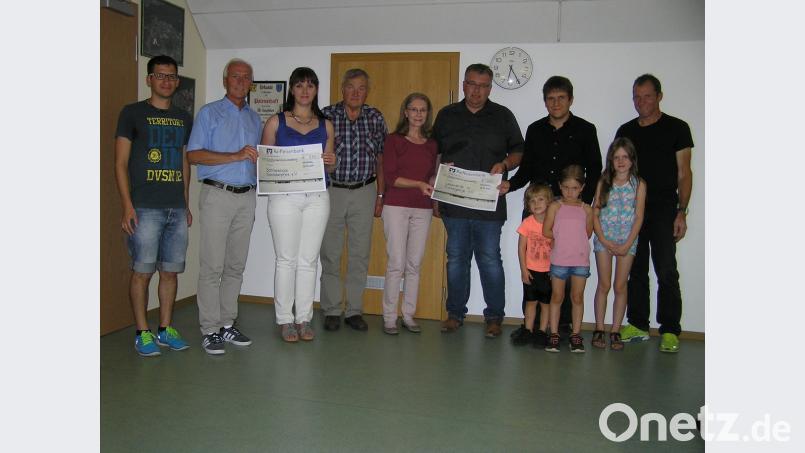 Gemeinsam überreichten Sebastian Schindler (von links), Bürgermeister Peter König und Cornelia Wöhrl von der Raiffeisenbank Oberpfalz NordWest e.G. einen Scheck an die Initiative Sonnenblicke Nordoberpfalz. Eine weitere Zuwendung, die Rolf Heindl und Maria Sippl in Empfang nahmen, erhielt die Lebenshilfe Fichtelgebirge in Marktredwitz. Mit auf dem Bild die weiteren Sponsoren Stefan Plannerer und Helmut Koller mit Kindern sowie Bürgerfestlaufleiter Peter Prechtl. soj