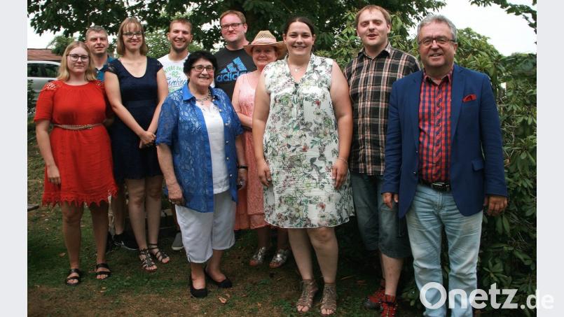 Gut aufgestellt zeigt sich die Faschingsgesellschaft nach den Neuwahlen. Bürgermeister und Ehrenmitglied Toni Dutz (rechts) gratulierte dem neu formierten Team: (weiter von rechts): Helmut Gleißner, Kathrin Gleißner, Ulrike Geyer-Rosenthal, Bernhard Gleißner, Irmgard Hegen, Jonas Klarner, Verena Haberkorn, Roland Dürnhofer und Theresa Oppl. wro