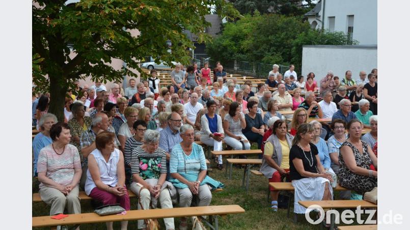 Viele Zuhörer kamen zur traditionellen Abendserenade, die erstmals im Bereich zwischen Gemeindehaus und Christuskirche stattfand. jr