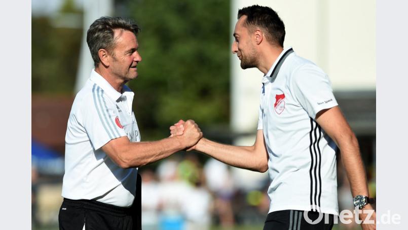 Tobias Bernklau (rechts) begrüßt seinen erfahrenen Trainerkollegen Sepp Schuderer vom SV Donaustauf. Der neue Trainer der SpVgg Pfreimd steht zwar mit dem Aufsteiger punktlos auf dem vorletzten Platz der Landesliga Mitte, die SpVgg hat bisher aber keineswegs enttäuscht. Büttner