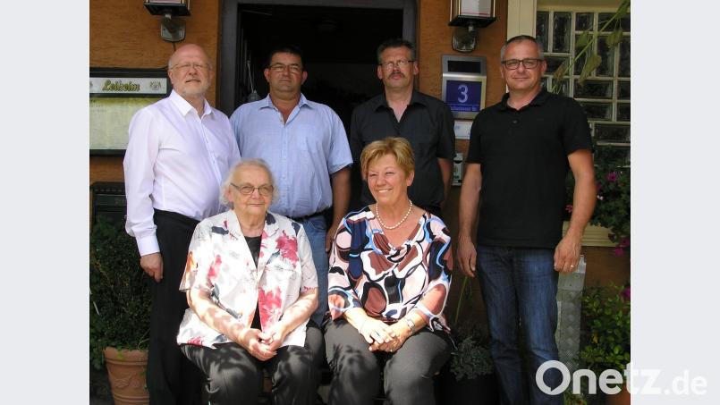 Lange Jahre engagierten sich Monika Rindermann (sitzend von links) und Gertrud Friedrich im Vorstand des VdK Pullenreuth. Mit im Bild: Kreisgeschäftsführer Harald Gresik (stehend von links) Vorsitzender Thomas Hacker, dessen Stellvertreter Alfred Mildner und Bürgermeister Hubert Kraus. Es fehlen Monika Rindermann und Helmut Seebauer. öt