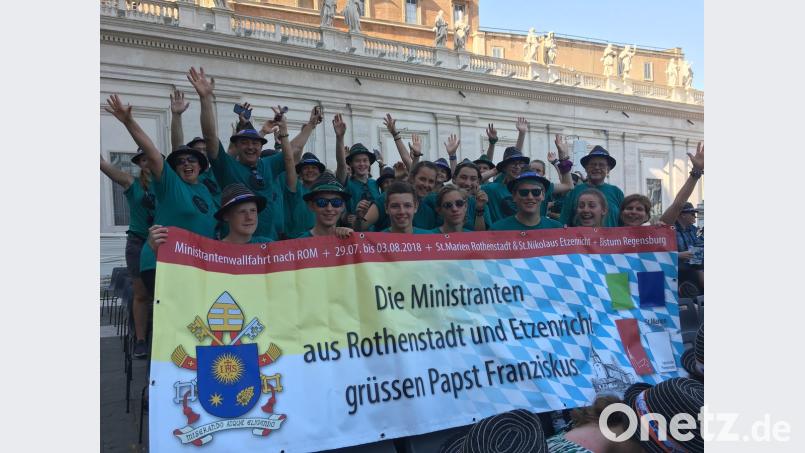 Grüße an Papst Franziskus senden die Ministranten der Pfarreiengemeinschaft Rothenstadt und Etzenricht mit einem Banner auf dem Petersplatz. exb