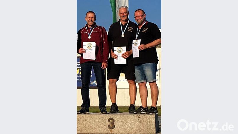 Thomas Birner, Thomas Bauer und Sascha Treml erreichen als Mannschaft bei der Bayerischen Meisterschaft den 3. Platz mit der Standardpistole. R. Kreuzer