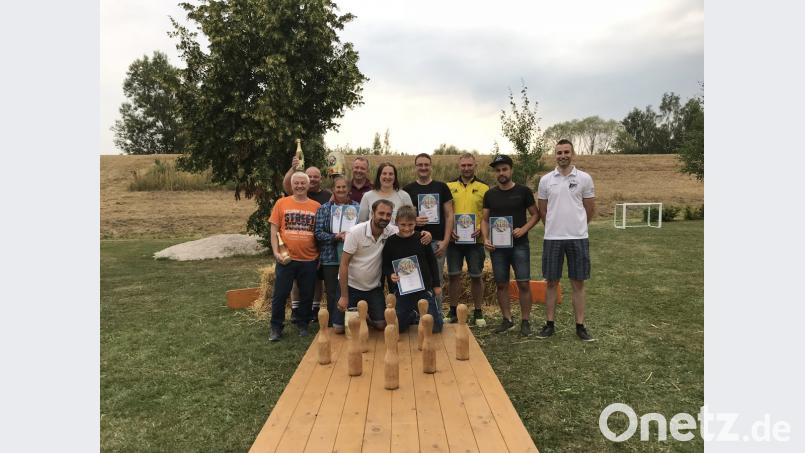 Spartenleiter Sebastian Fröhlich (rechts) zeichnet mit Wolfgang Groß und Luca Braun (vorne von links) die besten Teilnehmer am Bürgerkegeln aus. Urkunden gibt es auch für die Sieger der Tandem-, Sprint- und Klubmeisterschaft. jsa