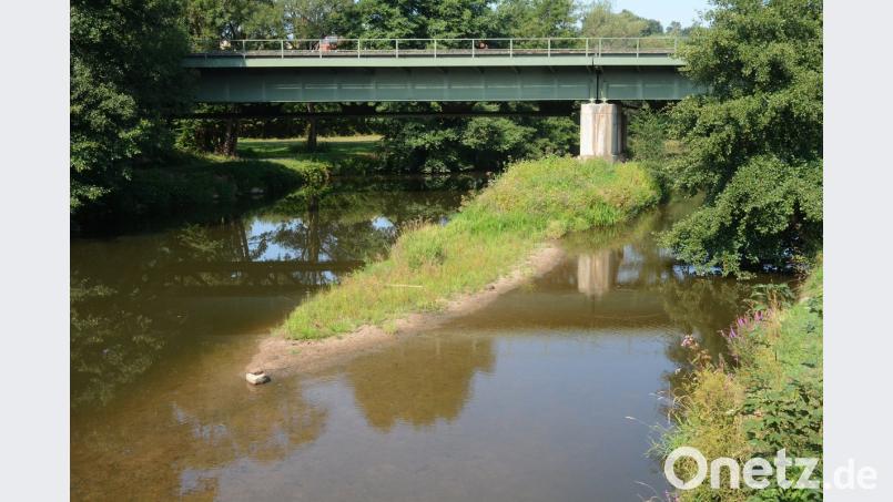 Täglich sinkt der Wasserspiegel der Waldnaab in der Freizeitanlage bei Neustadt/WN. Die Sandbank in der Mitte ist bereits trockengelegt und begrünt sich. Gabi Schönberger