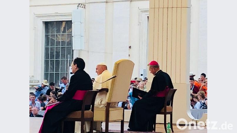 Ganz nah dran am Papst sind die Plätze, die die Ministranten aus den Dekanaten Weiden, Neustadt und Leuchtenberg bei der Audienz in Rom ergattern konnten. mte