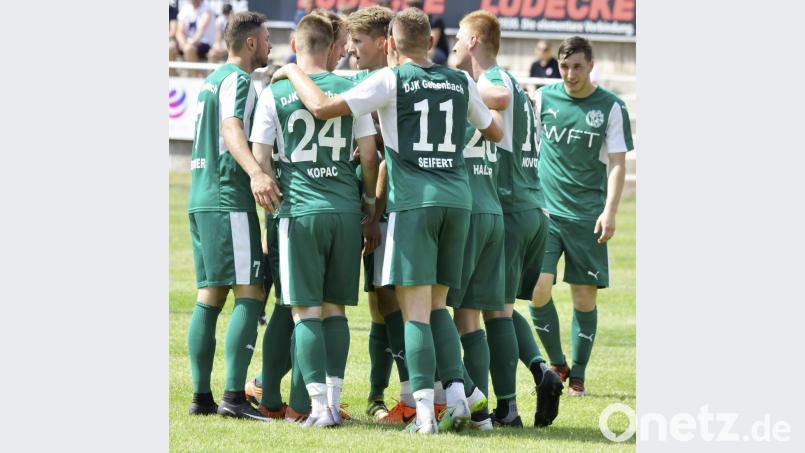 Jubel bei der DJK Gebenbach über den ersten Auswärtssieg. Archivbild: Ziegler