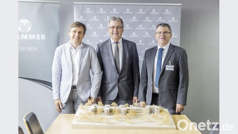 Partner für das neue Grammer Technologiezentrum in Ursensollen vor einem Modell der neuen Konzernzentrale (von links): Peter Mederer, Geschäftsführer von „jb architekten“, Manfred Pretscher, Grammer-Technikvorstand, und Johann Braun, Vorstand Max Bögl Stiftung &amp; Co. KG. Grammer AG/exb