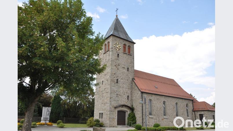 Im Mittelpunkt des Kirchenfestes am Sonntag in Kleinschwand steht die Marienkirche aus, erbaut mit Granitsteinen, im Mittelpunkt. es