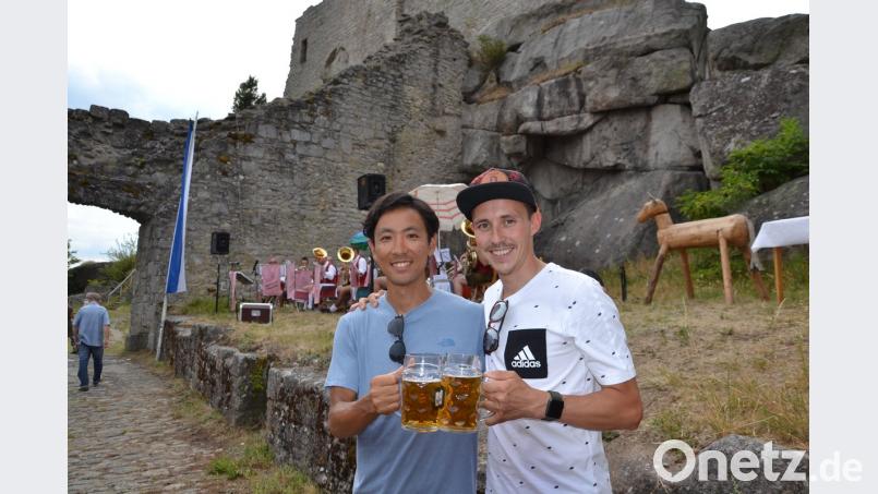 Auf diese Freundschaft wird angestoßen: Der Nordische Kombinierer Akito Watabe (links) besucht in diesen Tagen seinen Kumpel Eric Frenzel in dessen Wahl-Heimat Flossenbürg. Sie besuchten auch das Burgfest. mr