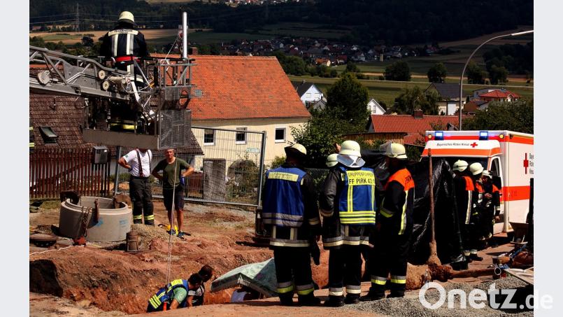 Bei den Helfern macht sich Entsetzen breit: Die Versuche der Reanimation bleiben erfolglos, nachdem der 32-Jährige rückwärts in einer Grube gestürzt und mit dem Hinterkopf auf ein Betonrohr gefallen ist. R. Kreuzer