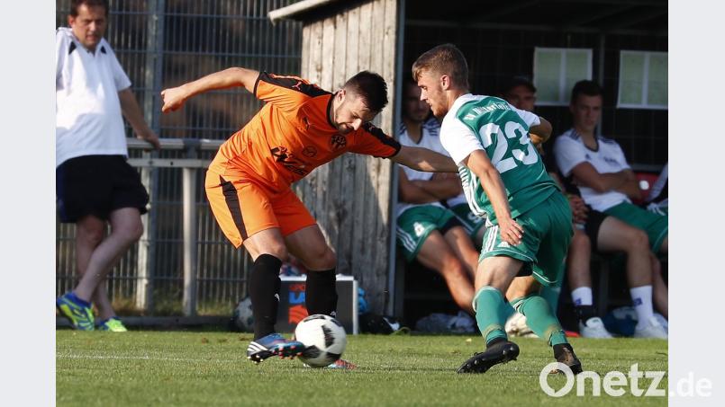 Der SV Mitterteich verteidigte in Neudrossenfeld, was das Zeug hält, und belohnte sich mit einem torlosen Remis. In dieser Szene versucht der Neudrossenfelder Simon Ruß (links) SV-Spieler Justin Wagner zu umspielen. Peter Kolb