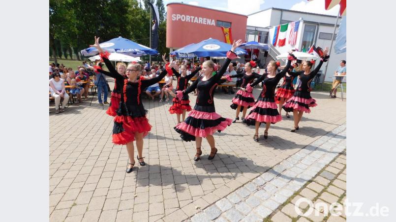 Einen Farbtupfer im Programm setzt die deutsch-russische Tanzgruppe Kolibri aus Bayreuth. hai